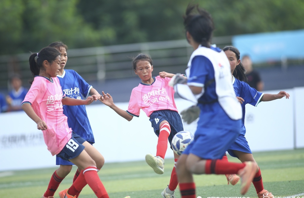 上芬小学获足球冠军_全国小学足球冠军_小学足球比赛冠军