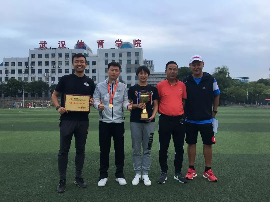 足球冠军的奖杯_足球冠军奖杯的样子_足球冠军小奖杯
