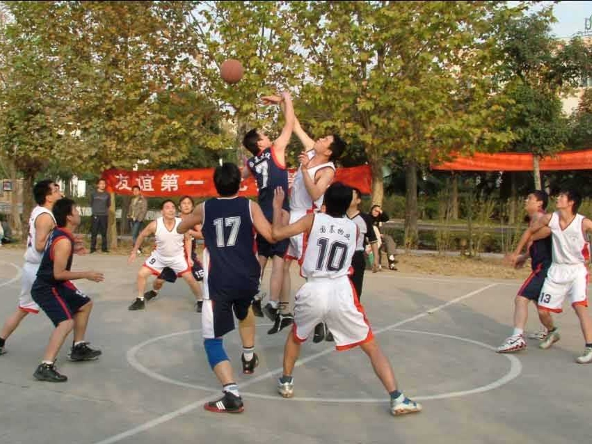 篮球抱球几秒犯规_篮球规则抱球五秒_篮球比赛中抱球几秒算犯规