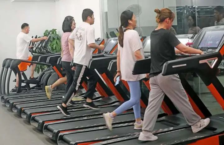 健身房私教太累了_健身房私教动作_健身房里的私教男女关系