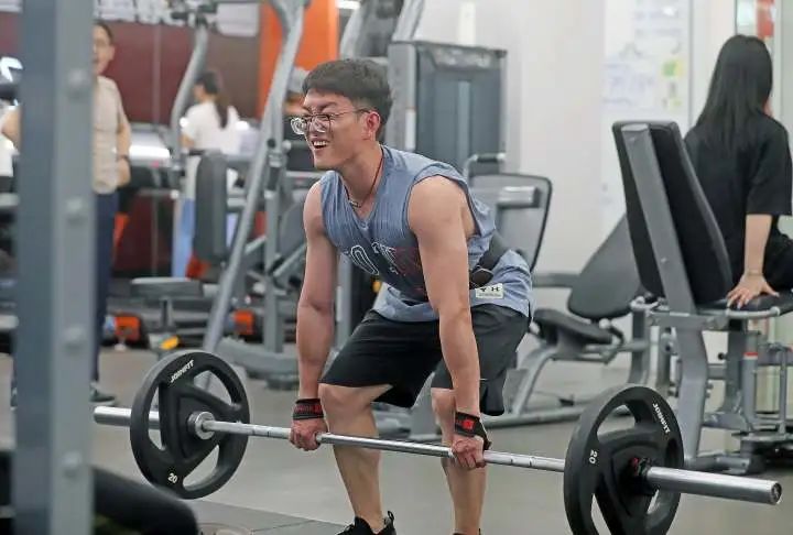健身房私教太累了_健身房私教动作_健身房里的私教男女关系