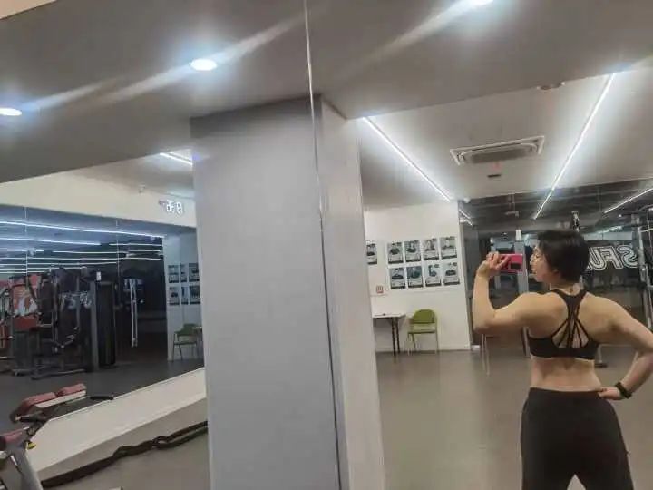 健身房里的私教男女关系_健身房私教太累了_健身房私教动作