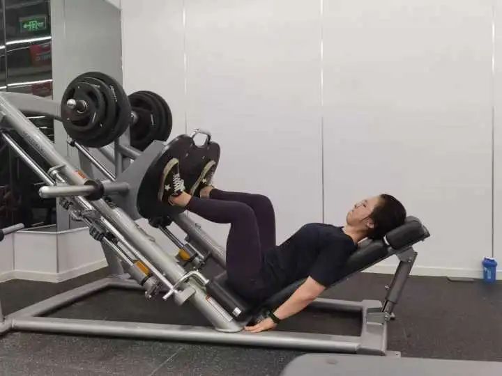 健身房私教动作_健身房里的私教男女关系_健身房私教太累了
