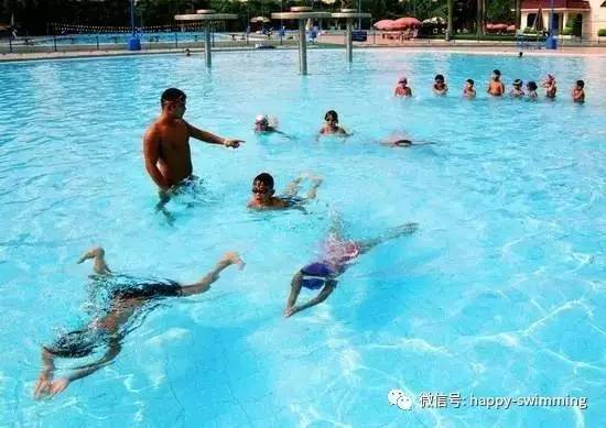 游泳拍照怎么好看_游泳池拍照姿势_手游泳池拍照技巧和方法