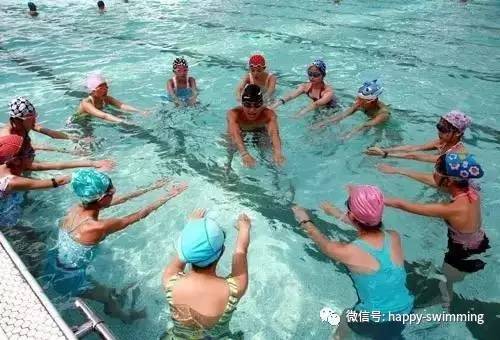 游泳拍照怎么好看_游泳池拍照姿势_手游泳池拍照技巧和方法