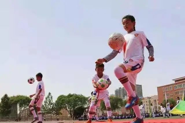 新疆足球冠军小学_新疆足球夺冠_新疆少年足球优秀战绩