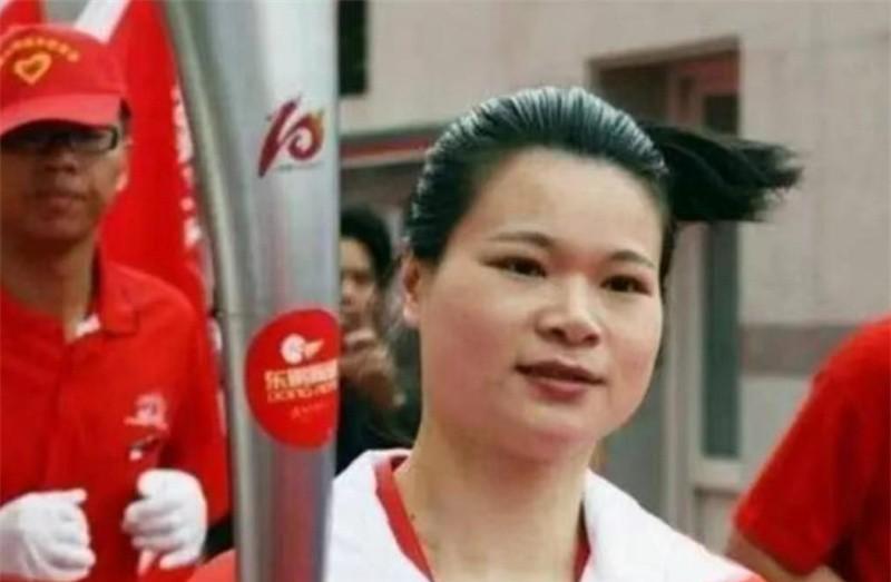 让人泪目的举重冠军_感人的举重冠军_举重运动员痛哭