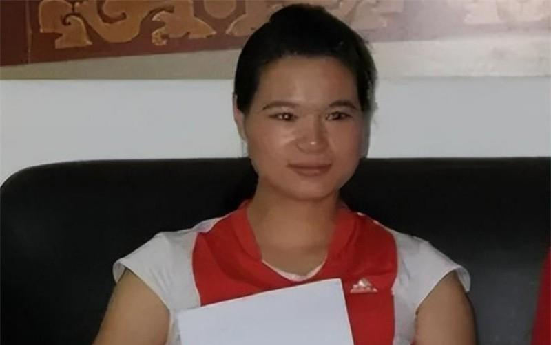 举重运动员痛哭_让人泪目的举重冠军_感人的举重冠军