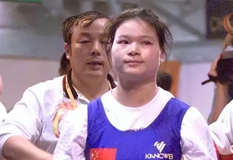 让人泪目的举重冠军_感人的举重冠军_举重运动员痛哭
