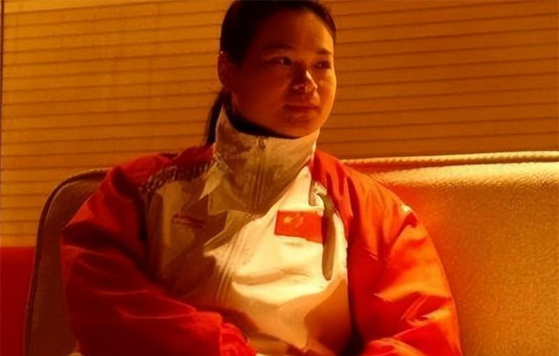 感人的举重冠军_举重运动员痛哭_让人泪目的举重冠军