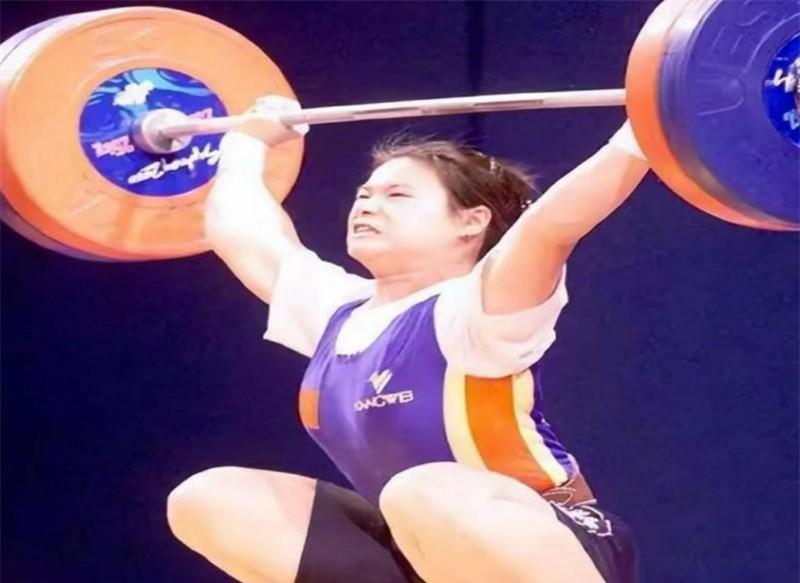 举重运动员痛哭_让人泪目的举重冠军_感人的举重冠军