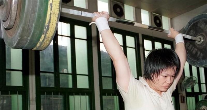 举重运动员痛哭_感人的举重冠军_让人泪目的举重冠军