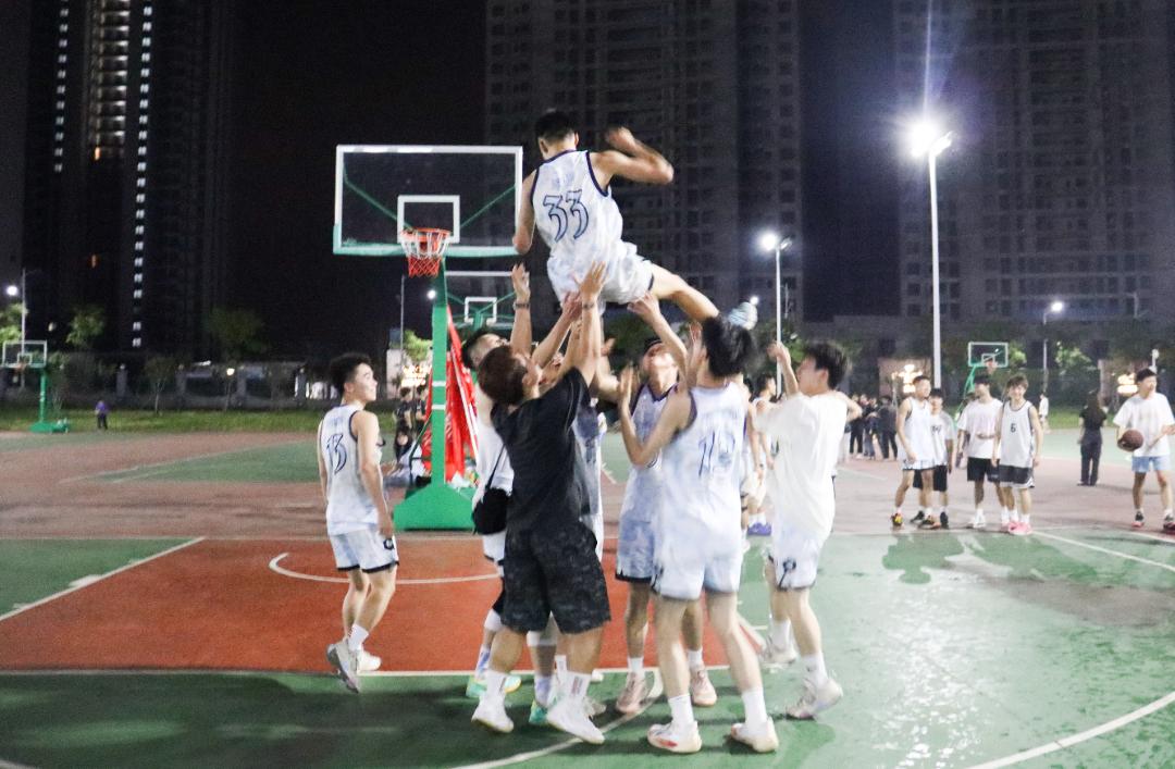 湖南篮球赛湘潭队_湘潭篮球学校_湘潭大学生篮球赛冠军